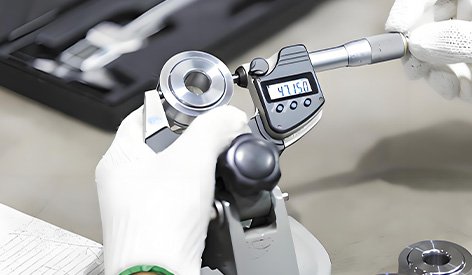 Micrometer measures automotive parts