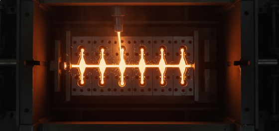molten alloy filling heavy steel mold cavities rapidly